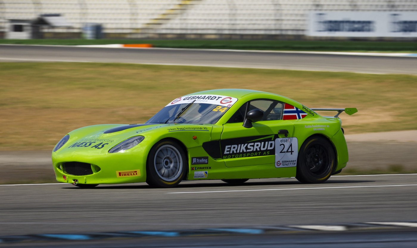 Nærbilde av Eriksrud Motorsport sin Ginetta G40 GT5 med sponsordekaler
