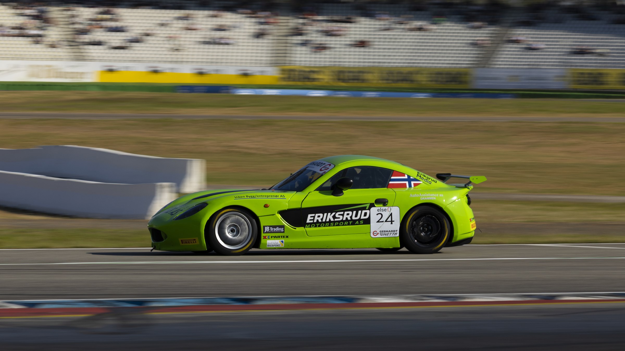 Eriksrud Motorsport sin grønne Ginetta G40 GT5, bil nummer 24, i fart på banen